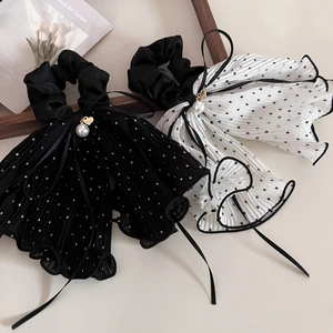 Elegante elastico per capelli plissettato a pois con nastri lunghi e ciondoli di perle