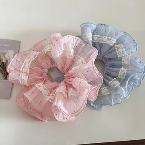 Détails des chouchous rose et bleu en dentelle à pois avec texture maille plissée