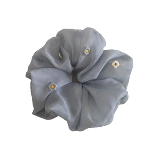Chouchou en organza gris-bleu Morandi avec marguerites brodées pour coiffure femme