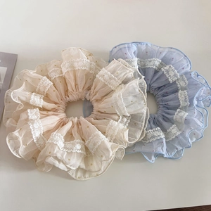 Détails des bords en dentelle et du tulle à pois sur les chouchous élégants