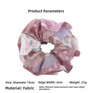 Détail du chouchou floral rose avec paramètres de 15cm de diamètre et 6cm de largeur