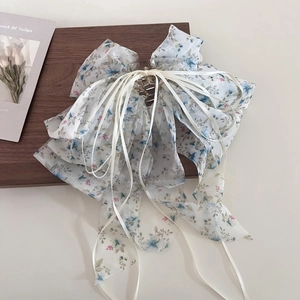 Pince à cheveux fleurie en mousseline avec nœud et rubans blancs pour coiffure élégante