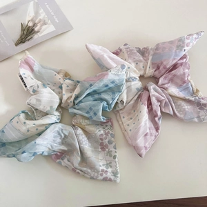 Chouchou géant en patchwork floral aux tons pastel sur un bureau minimaliste