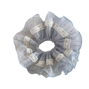 Chouchou doux en maille bleu clair à pois roses et bordures en dentelle plissée