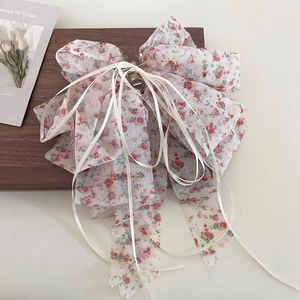 Pince à cheveux noeud en mousseline florale avec longs rubans blancs pour coiffure chic