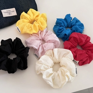 Lot de six chouchous en coton coloré aux nuances vives avec étiquettes tissées de marque
