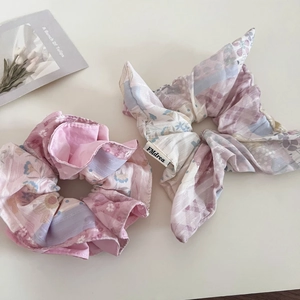 Détail de chouchous patchwork à fleurs et carreaux avec une texture de tissu pastel élégant