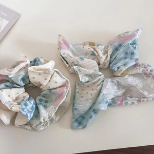 Lot de chouchous patchwork fleuris avec pois et rayures dans des tons bleu frais