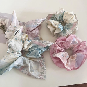 Détail de chouchous en patchwork floral et géométrique avec étiquettes en tissu