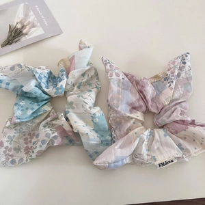 Gros plan détaillé de chouchous à fleurs avec motifs vintage et texture de coton doux