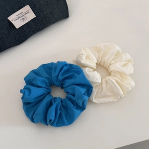 Vue détaillée du lot de chouchous en coton bleu et crème avec texture de tissu doux