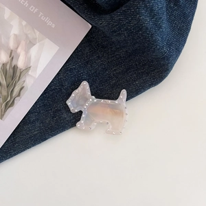 Détail d'une pince à cheveux en forme de chien avec strass et dégradé scintillant