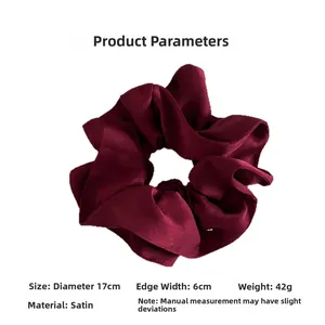 Détail d'un chouchou géant en satin bordeaux avec diamètre 17cm et largeur de 6cm