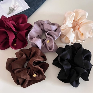 Scrunchie en Satin Luxueux pour Femmes Grand Élastique à Cheveux en Tissu Texturé Élégante Étiquette en Métal Doré Style Rétro Français