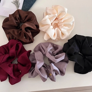 Lot de cinq chouchous en satin texturé aux tons d'automne avec petits logos en métal doré