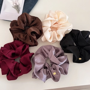Cinq chouchous en satin assortis avec étiquettes dorées en marron crème noir et bordeaux