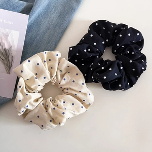 Lot de chouchous à pois en beige et noir pour diverses coiffures et styles