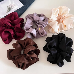 Cinq chouchous en satin brillant de couleurs variées avec breloques dorées en métal