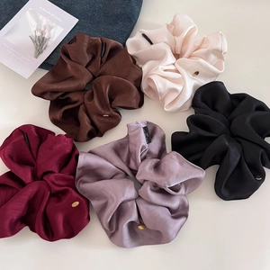 Elegant Satin Large Scrunchie With Gold Metal Label Minimalist Solid Color Pleated Hair Tie For Women Hair Accessories