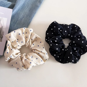 Chouchous à pois crème et noirs montrant la texture détaillée du coton et du lin