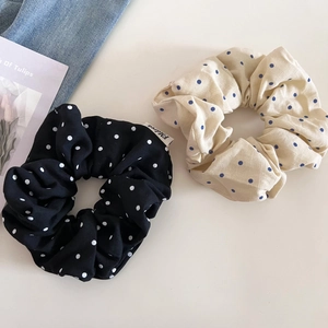 Lot de deux chouchous à pois noirs et blancs avec des étiquettes de marque tissées