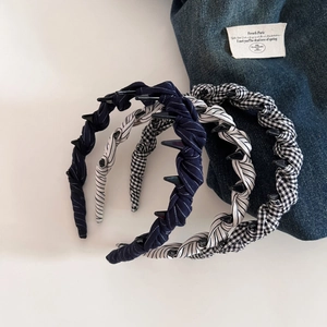 Detail of fabric headbands with polka dot, stripe patterns and anti-slip toothed grip design