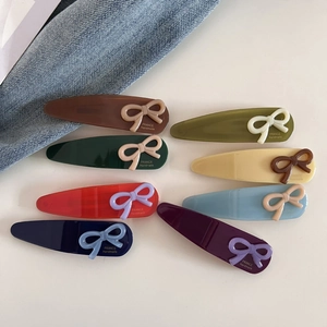 Lot de huit barrettes en acétate en forme de goutte avec nœuds faits à la main