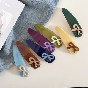 Lot de sept barrettes à cheveux en acétate colorées avec nœuds et lettrage doré chic