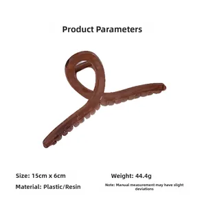 Détail de la pince à cheveux en résine marron avec dimensions 15cm x 6cm et poids 44,4g