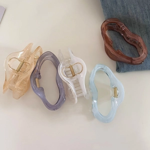 Detailed view of cloud-shaped hair claws in five translucent jelly colors with metal springs