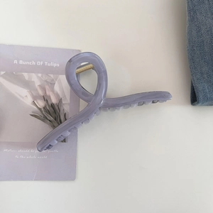 Vue détaillée d'une pince à cheveux mate violet lavande en résine sur fond blanc