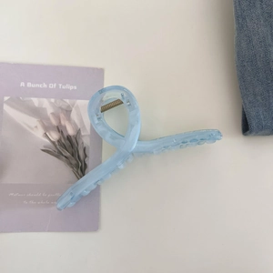 Grande pince à cheveux bleu clair mat avec ressort métallique pour coiffure élégante