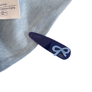 Barrette goutte bleu marine vintage avec un nœud bleu clair et lettrage doré chic