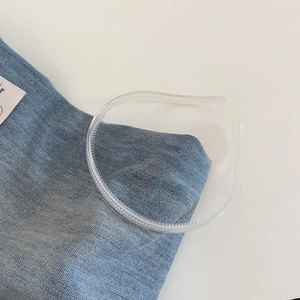 Detail of transparent resin headband with non-slip teeth for secure hair styling