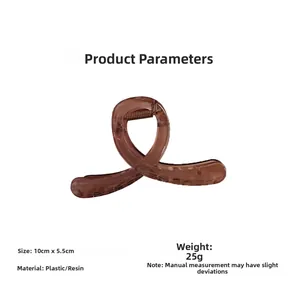 Vue détaillée montrant les dimensions 10cm par 5,5cm de cette pince à cheveux