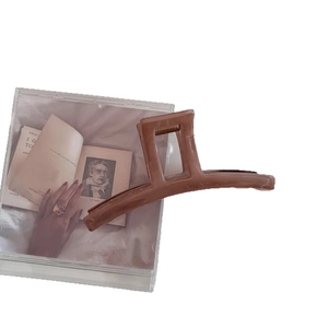 Elegant caramel resin shark hair claw clip for women's minimalist hair styling