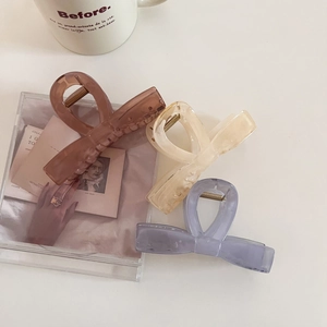 Lot de trois pinces à cheveux mates en rose pastel, crème et lilas au design évidé