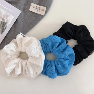 Gros plan de chouchous en tricot bleu et blanc montrant les détails de la maille fine