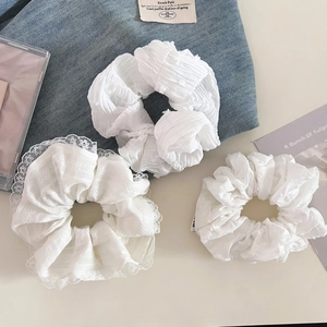 Ensemble de trois chouchous blancs avec dentelle, plis et textures à pois doux