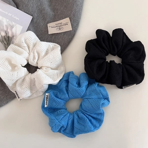 Texture tricotée détaillée de chouchous bleus, noirs et blancs avec étiquette