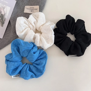 Chouchous en maille ajourée chic blanc, bleu et noir pour coiffures d'automne décontractées