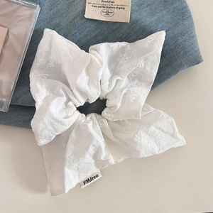 Chouchou élégant avec broderies florales blanches et plis en tissu au style coréen