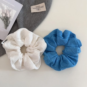 Gros plan de chouchous en tricot bleu et blanc avec une texture en maille fine