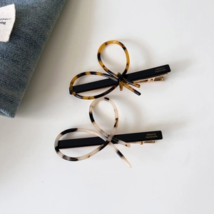 French retro acetate tortoise shell hair clips set with gold logo for women