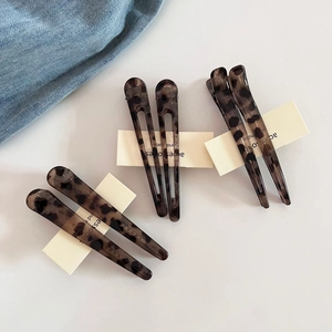 Set di sei fermagli per capelli vintage leopardati su un biglietto da esposizione