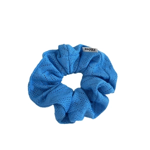 Gros chouchou en maille bleu roi avec motif ajouré et étiquette sur fond blanc