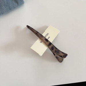 Dettaglio di un grande fermaglio per capelli leopardato su carta da esposizione