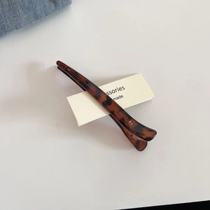 Dettaglio del fermaglio per capelli leopardato con finitura in texture tartarugata