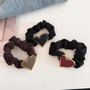 Chouchou Élégant en Tissu Plissé Avec Pendentif Cœur Bord Doré Haute Élasticité Accessoire Cheveux Mode pour Femmes