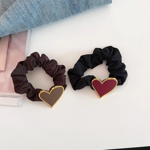 Chouchous élégants avec pendentif cœur, texture plissée et finition en émail doré